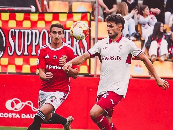 Óscar Gil, jugador del Real Murcia, pugna un balón en Tarragona.