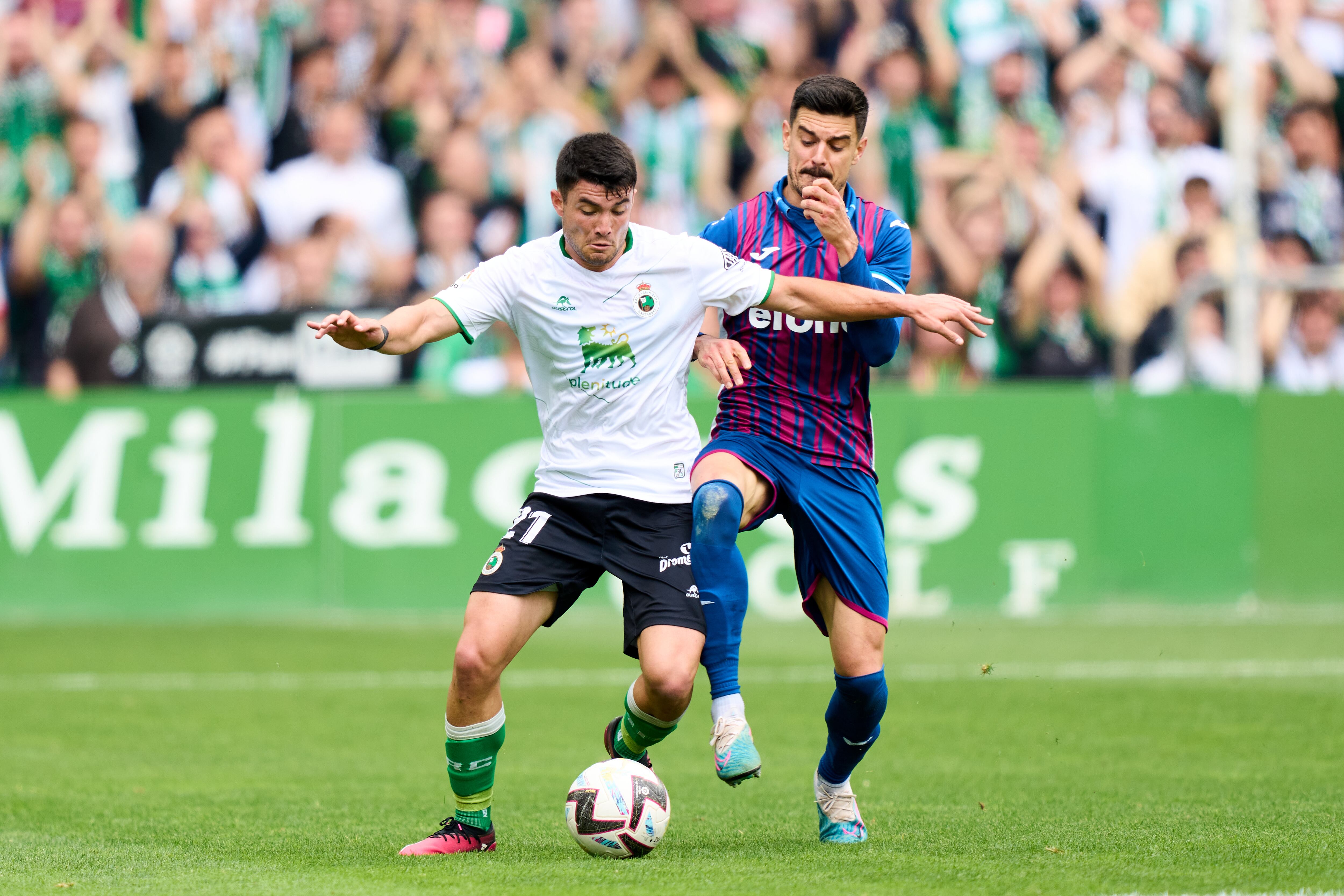 SANTANDER, SPAIN - MAY 14: Aritz Aldasoro of Real Racing Club duels for the ball with Sergio Alvarez of SD Eibar during the LaLiga Smartbank match between Racing Santander and SD Eibar at El Sardinero stadium on May 14, 2023 in Santander, Spain. (Photo by Juan Manuel Serrano Arce/Getty Images)