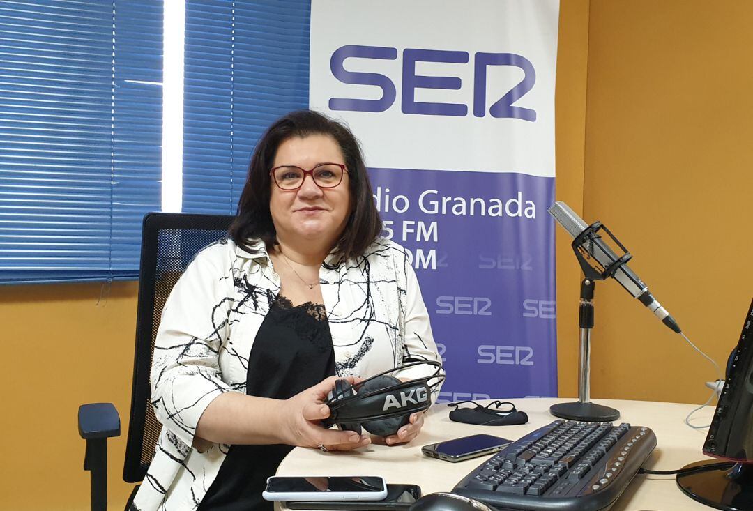 La presidenta de Covirán, Patro Contreras, en los estudios de Radio Granada