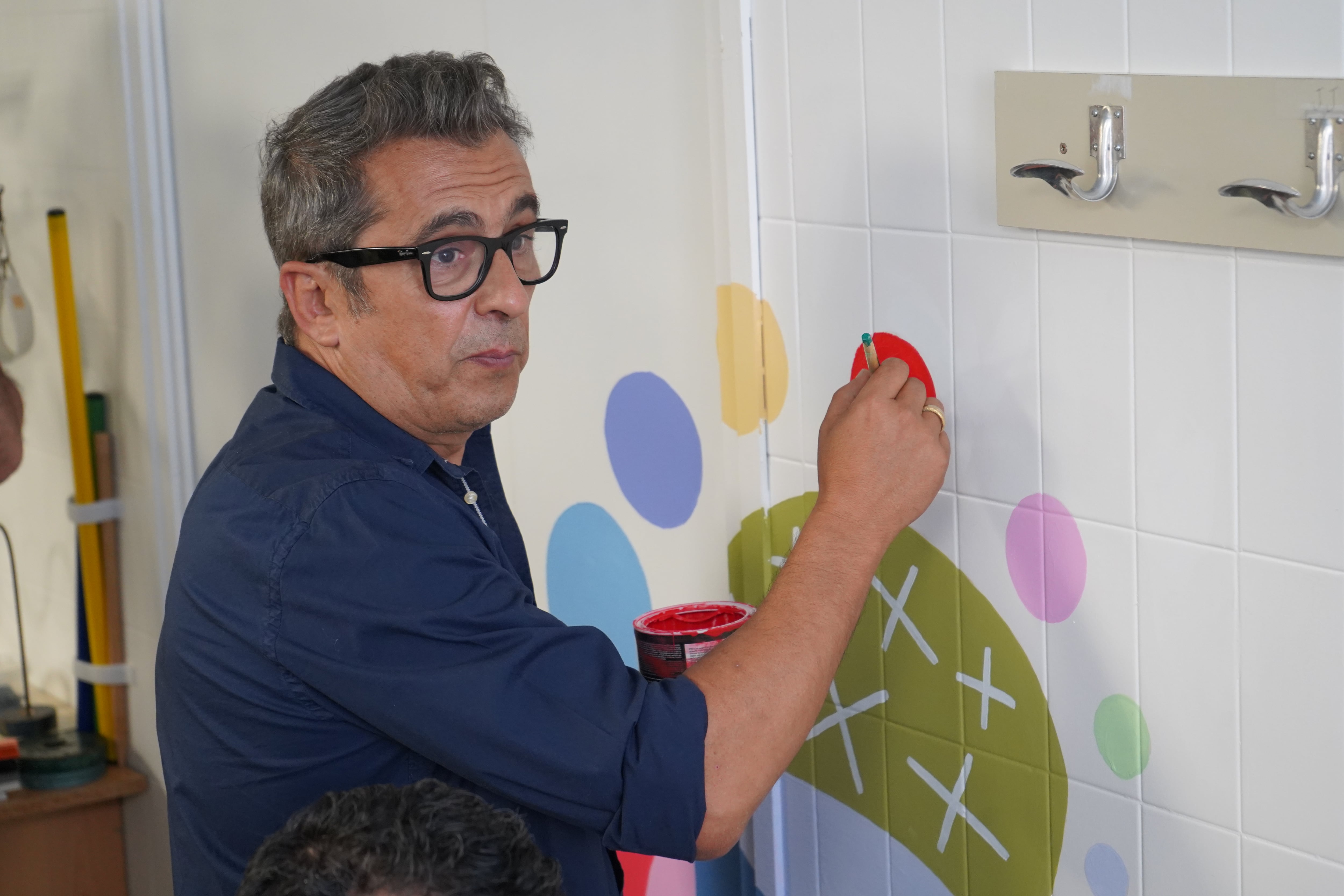 Andreu Buenafuente pintant el mural