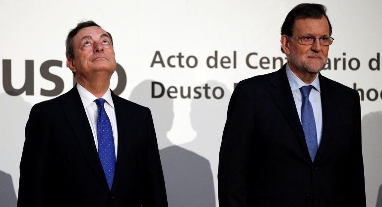  President Mario Draghi (L) and Spanish Prime Minister Mariano Rajoy attend a meeting of the Deusto Business School in Madrid, Spain, November 30, 2016. 