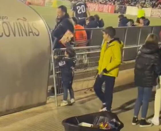 Kubo intercambia una camiseta por una bolsa de palomitas durante el partido entre Buñol y Real Sociedad