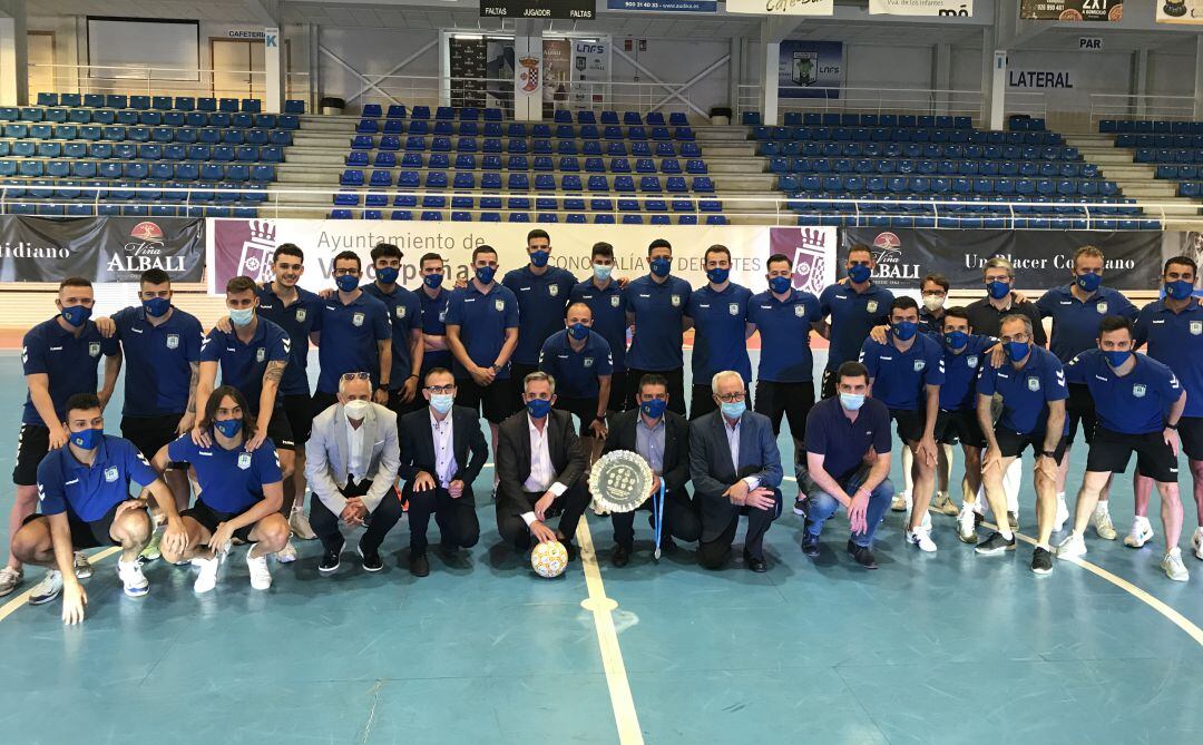 Foto de familia: las autoridades, Félix Solís, la plantilla y el cuerpo técnico del Viña Albali Valdepeñas, durante el recibimiento institucional 