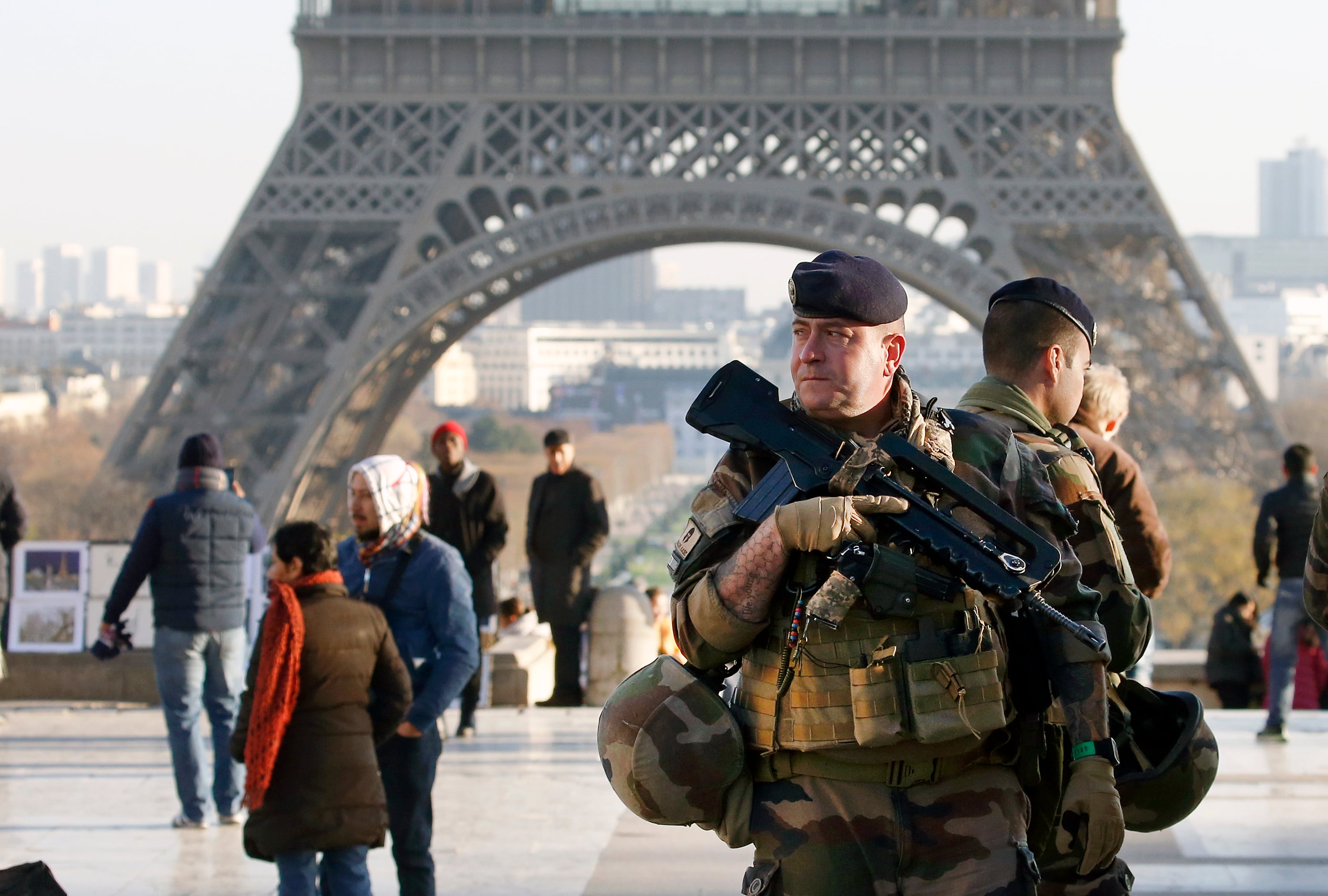 Militares franceses vigilan los alrededores de la Torre Eiffel de París este mes de diciembre