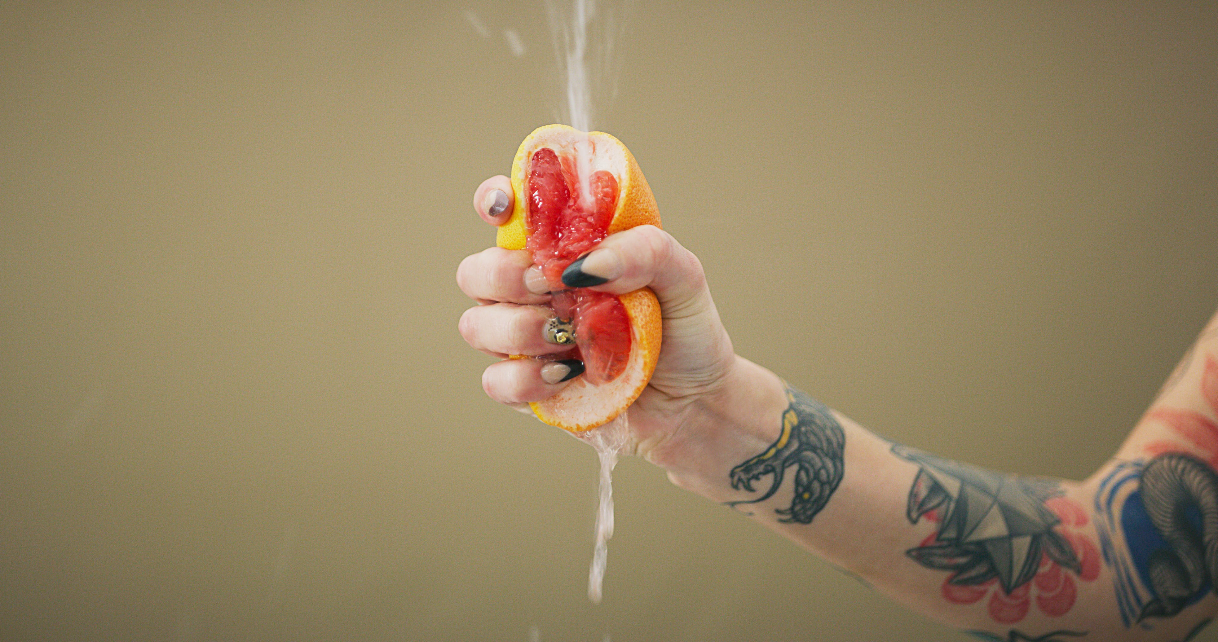 Foto de archivo de una persona aplastando un pomelo. (GettyImages)