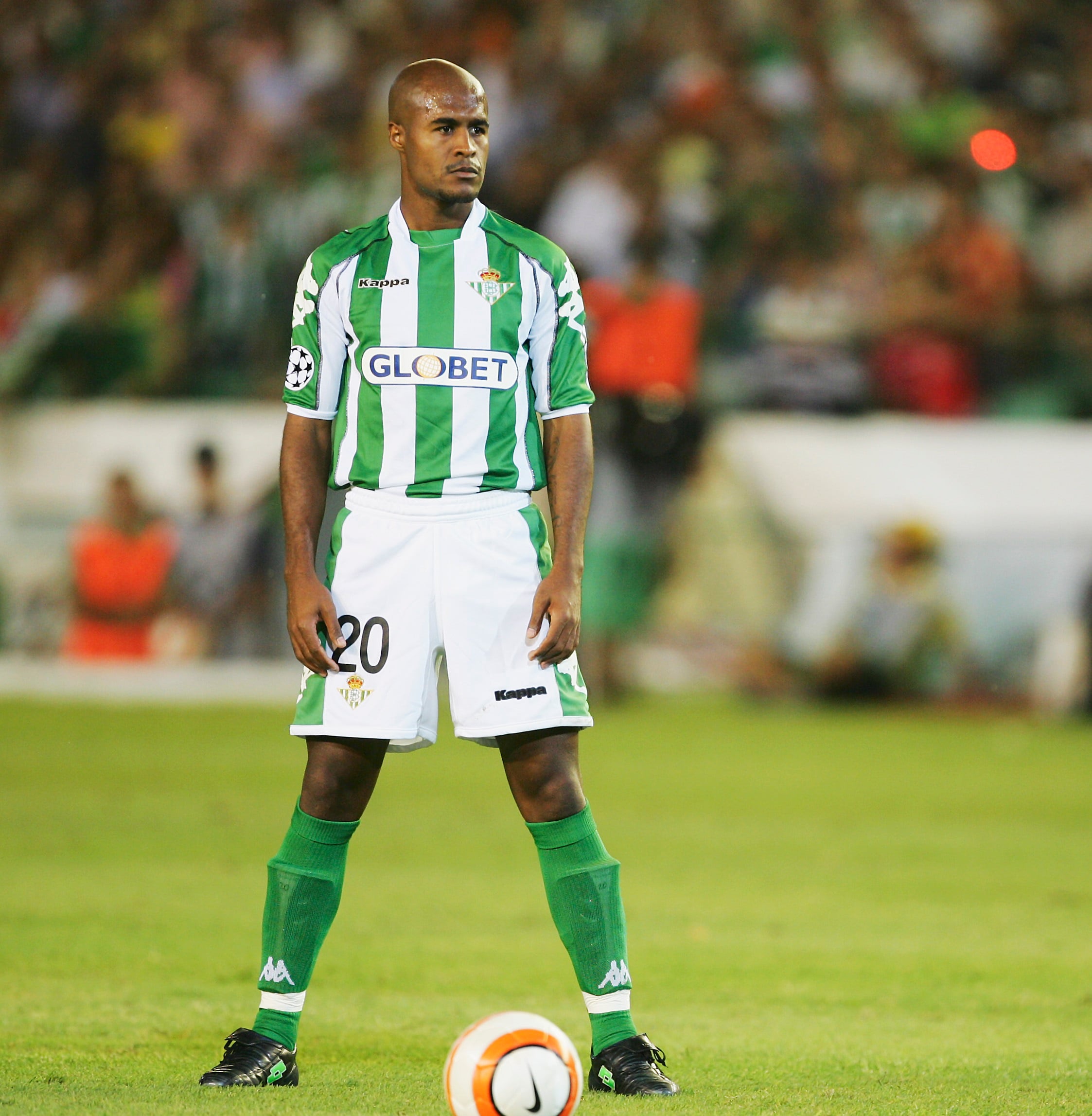 Marcos Assunçao se prepara para botar una falta con el Real Betis en Champions