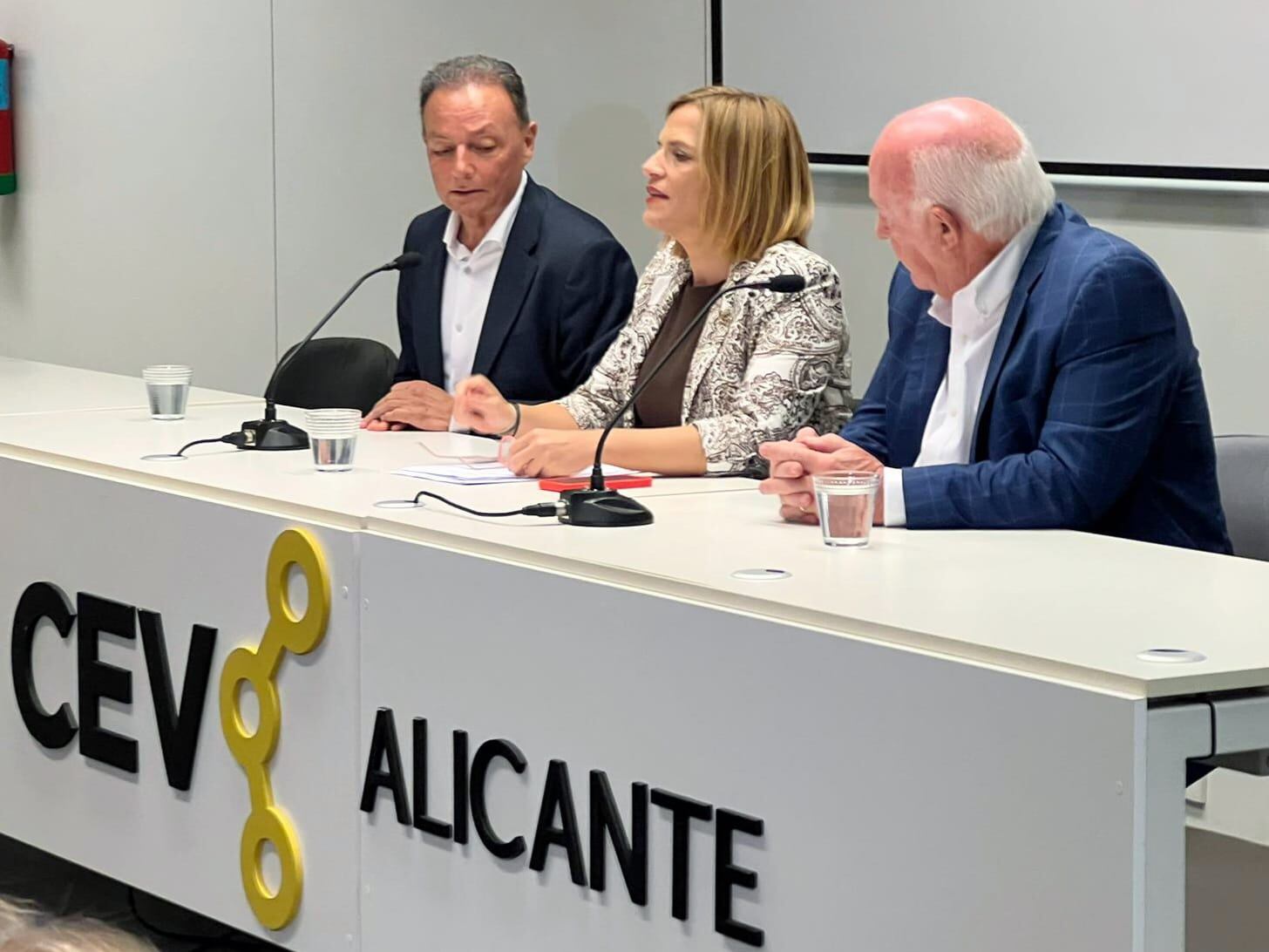 De izquierda a derecha: Salvador Navarro, presidente de CEV, Pilar Bernabé, delegada del Gobierno en la Comunitat Valenciana y Joaquín Pérez, presidente de CEV Alicante