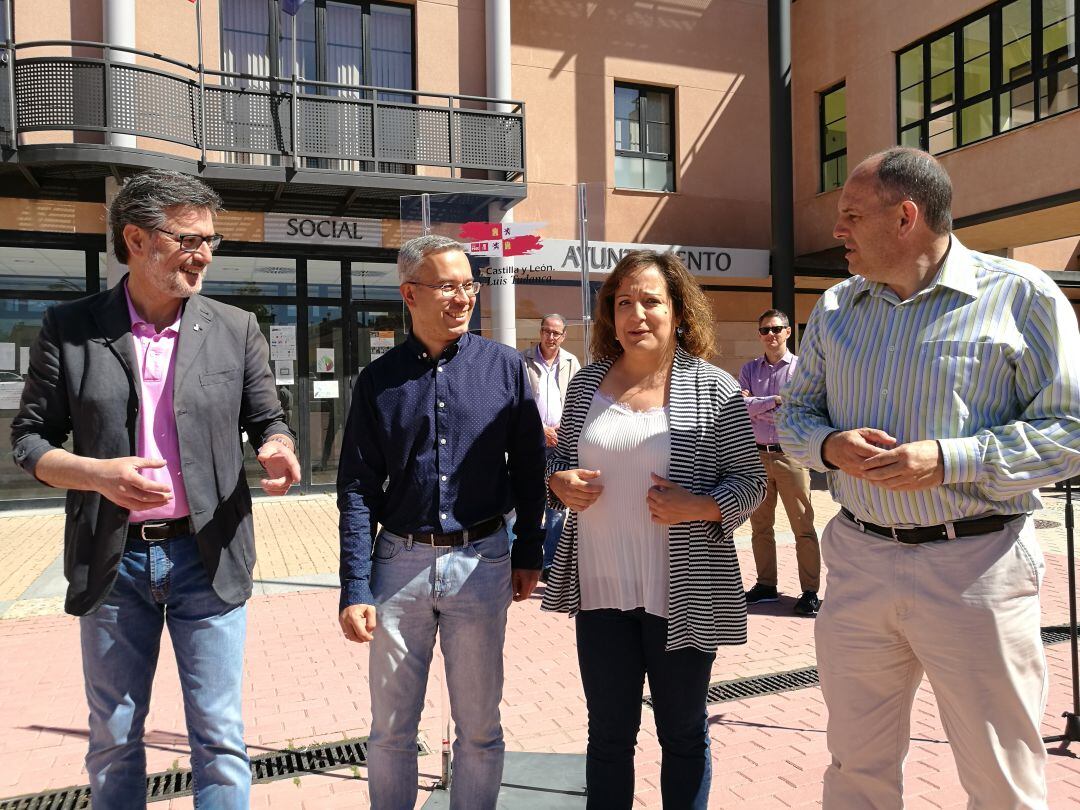 Iratxe García junto a varios candidatos de su partido esta mañana en Palazuelos