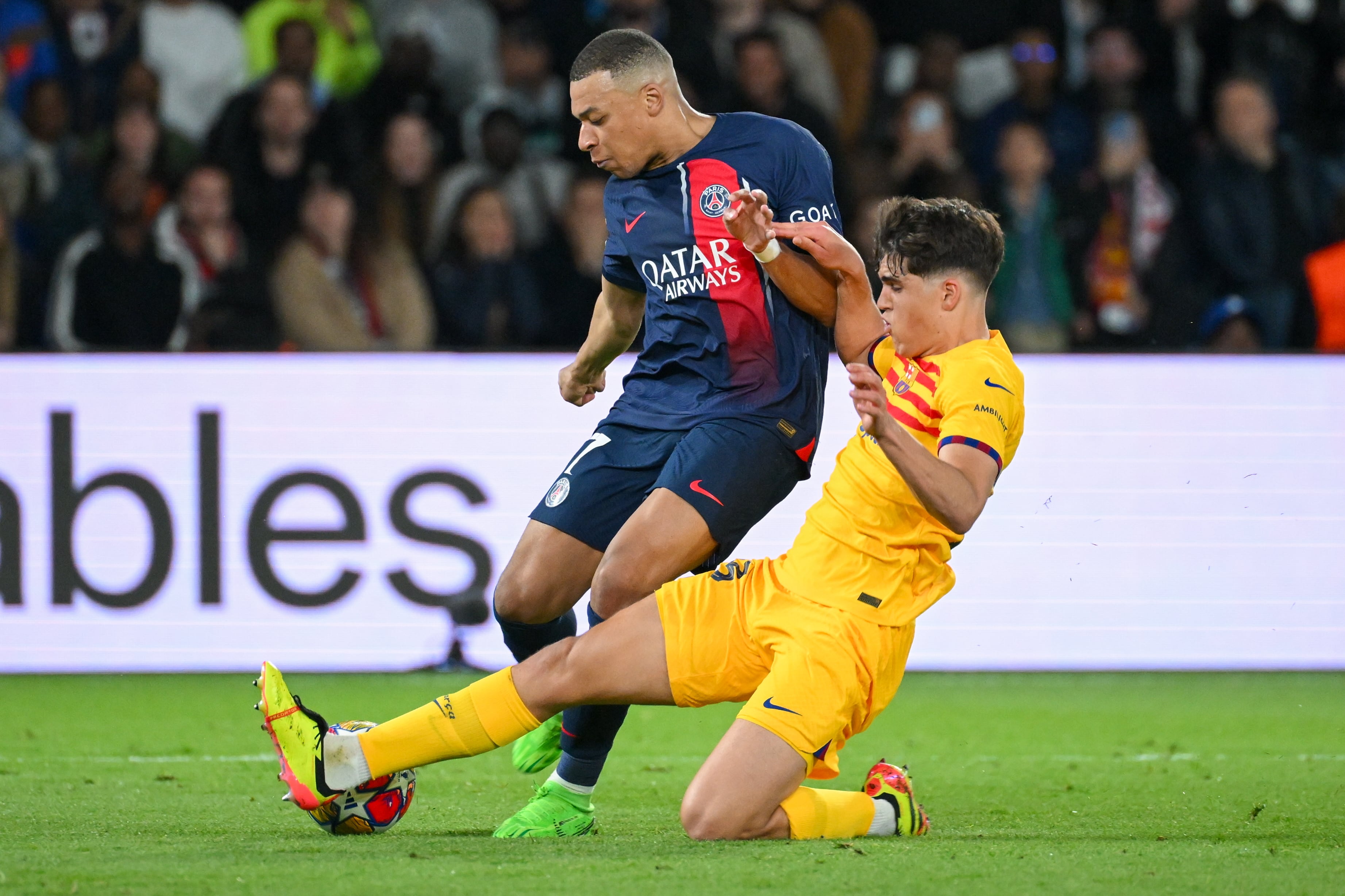 Pau Cubarsí en un duelo con Mbappé durante los cuartos de final de Champions League