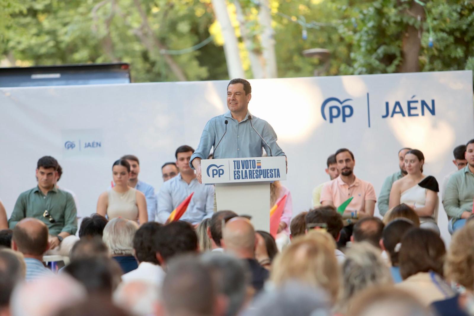 El presidente del PP andaluz, Juanma Moreno, durante un acto de campaña para las elecciones europeas en Jaén capital.