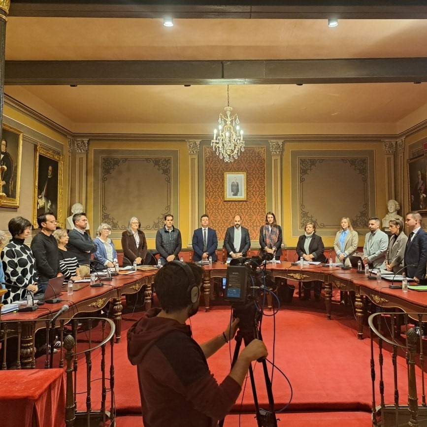 Los ediles guardaron un minuto de silencio por las víctimas de violencia machista y por la DANA. Foto: Ayuntamiento de Barbastro