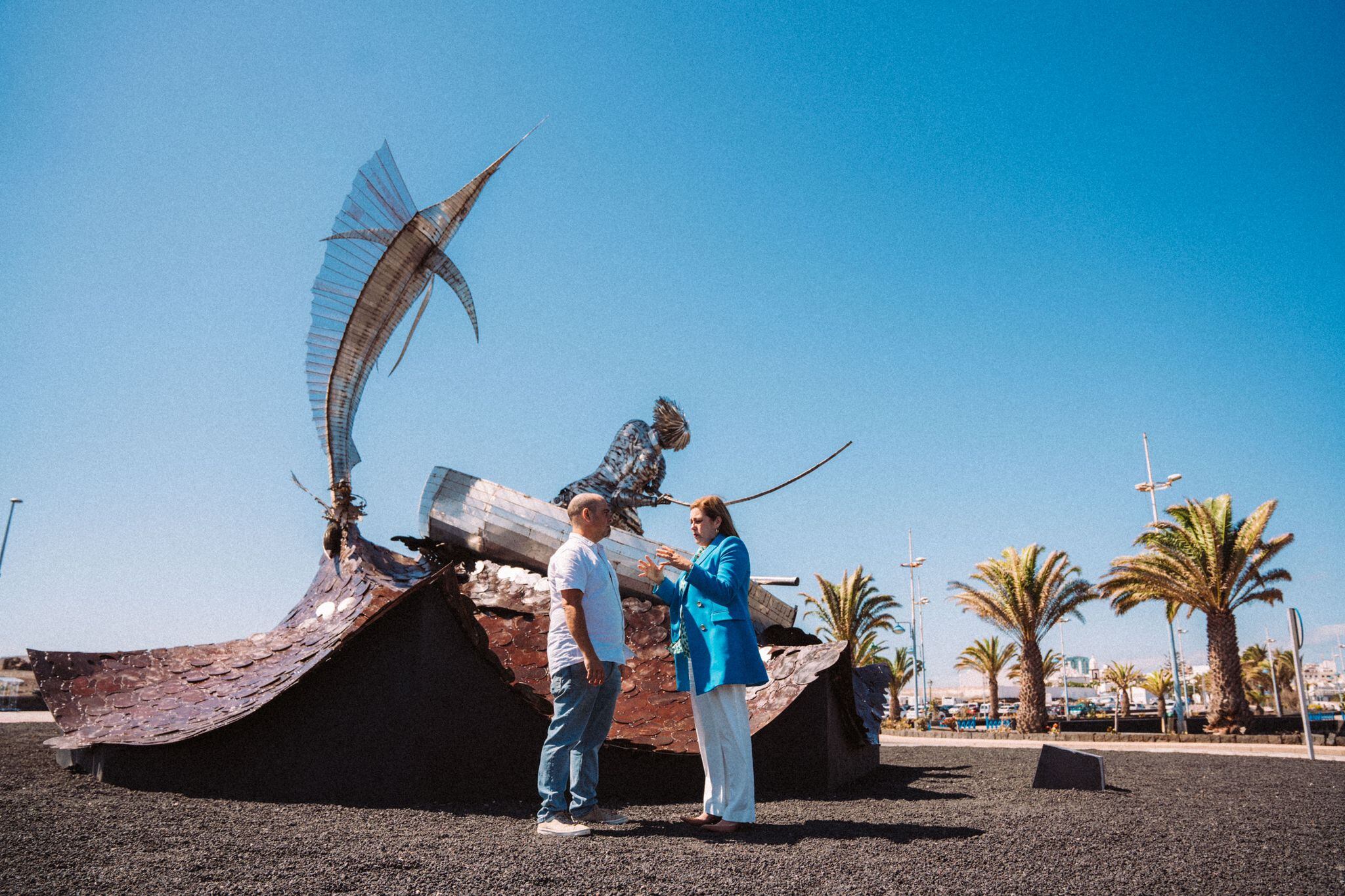 La alcaldesa de Arrecife junto al autor de la escultura.