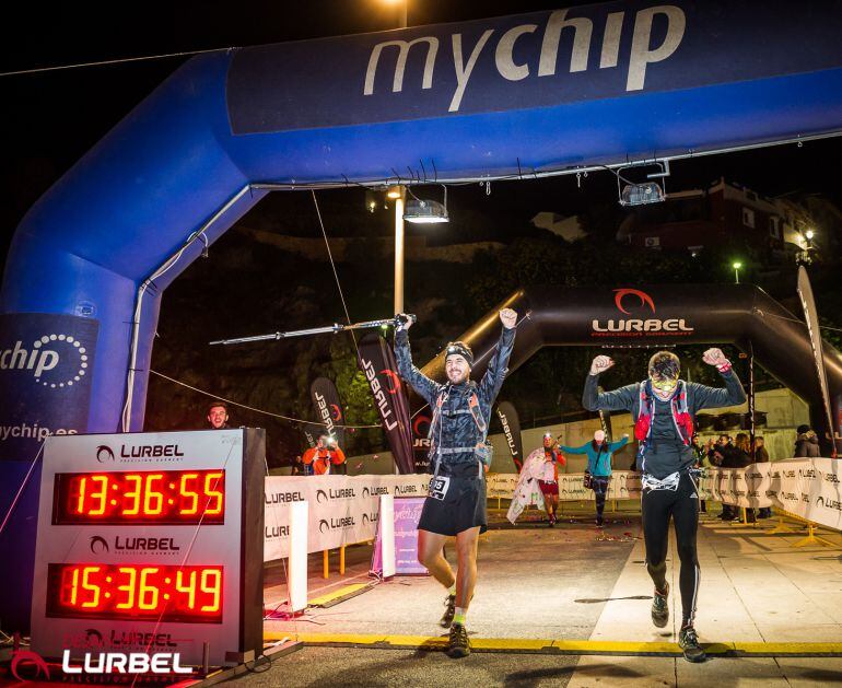 Varios corredores cruzan la línea de meta tras el 120k de Aitana, en la segunda edición