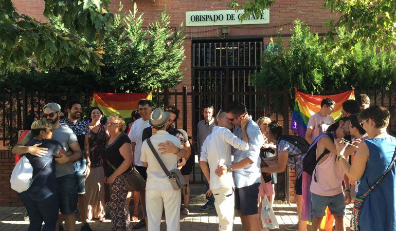 Las parejas besándose frente al obispado