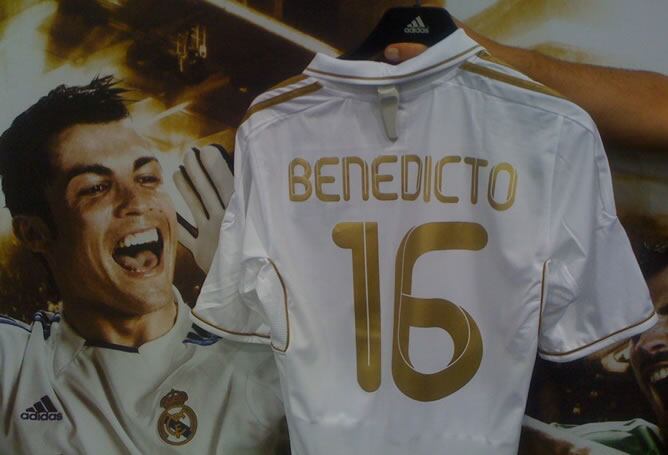 Las tiendas de Madrid se vuelcan con la visita del Papa y cualquier recuerdo de la visita de Benedicto XVI es bienvenido. La camiseta del Real Madrid con el dorsal 16 y el nombre del Papa ya se vende en la capital