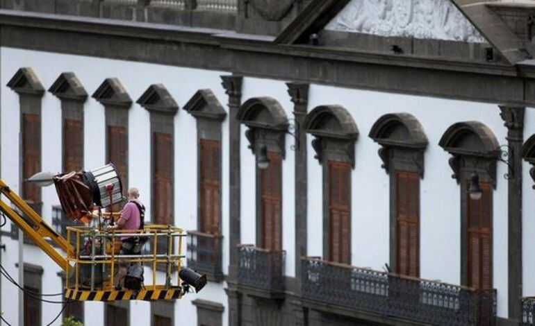 Un técnico prepara la iluminación para rodar una escena de &#039;Bourne5&#039; en el centro de Santa Cruz. Ramón de la Rocha, Efe