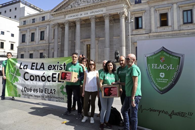 Un paciente con esclerosis lateral amiotrófica (ELA) entrega en el Congreso más de 600.000 firmas para que el Ministerio de Sanidad y el Instituto de Salud Carlos III financien con 500.000 euros un proyecto de investigación probado con éxito en ratones po