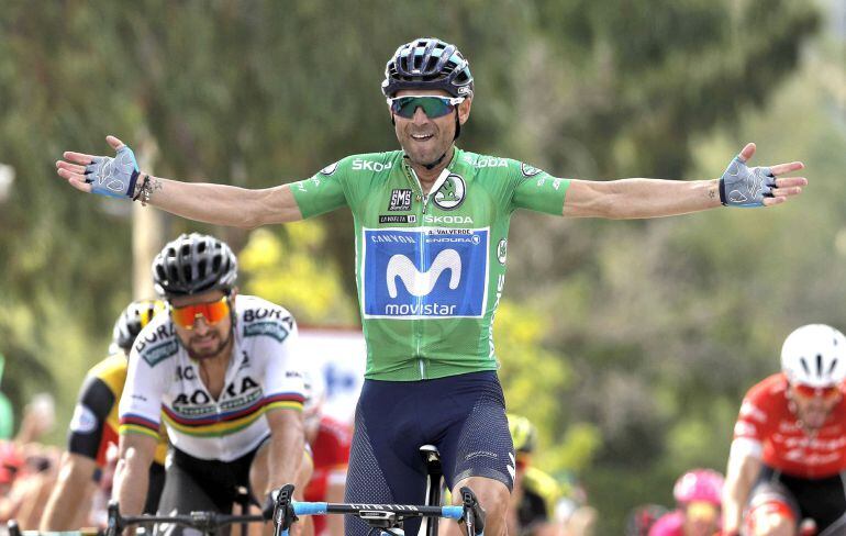 Valverde celebra la victoria con Sagan de fondo