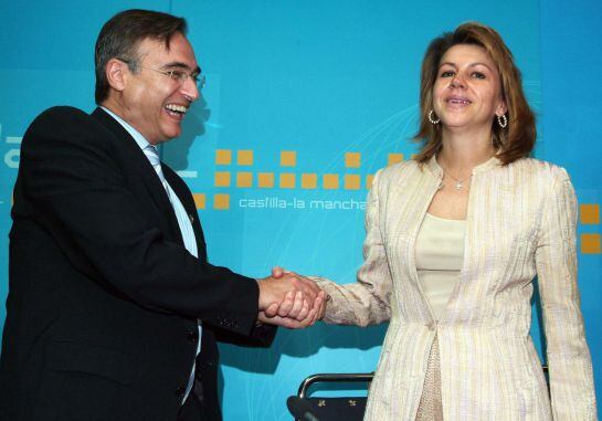 ESPAÑA-PARTIDOS-PP:TO1. Toledo, 03/06/06.- El ex presidente del PP en Castilla La Mancha, José Manuel Molina, felicta a María Dolores de Cospedal, tras ser ésta elegida por el Comité Ejecutivo Regional la nueva presidenta del Partido Popular en Castilla-L