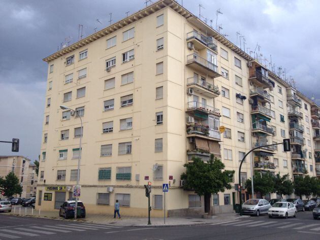 Los hechos han ocurrido en un sexto piso del número 26 de la Avenida de Granada aunque la mujer ha caído a la calle Puente Genil.