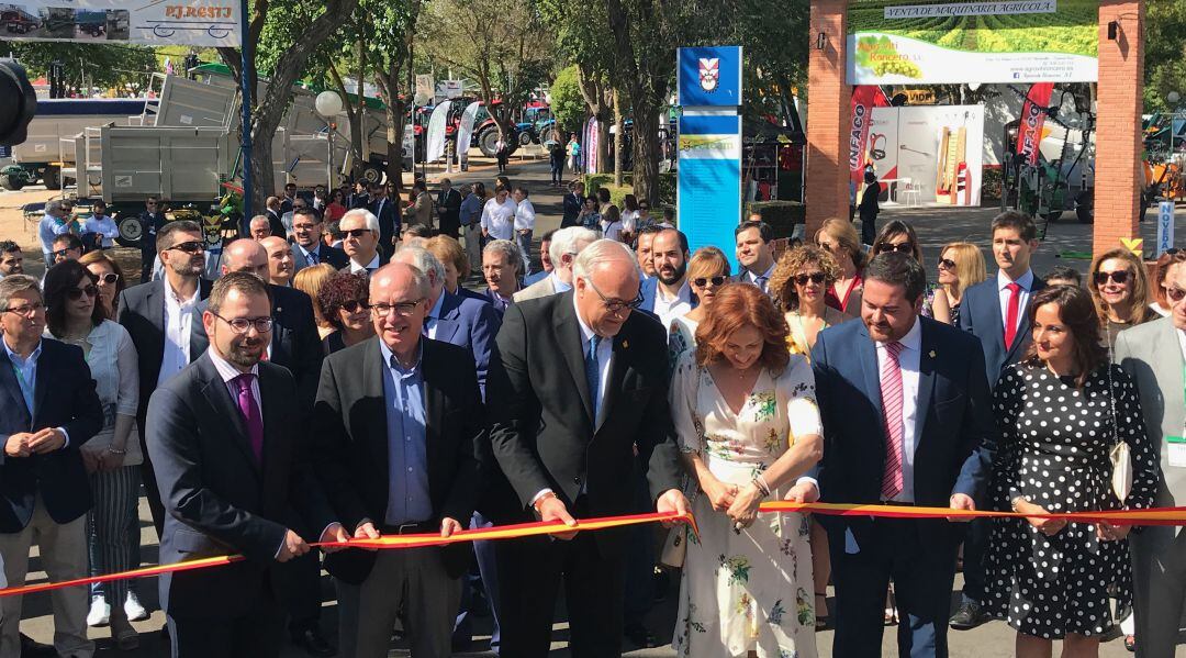 Corte de la cinta inaugural de la 59 edición de FERCAM en Manzanares (Ciudad Real) 