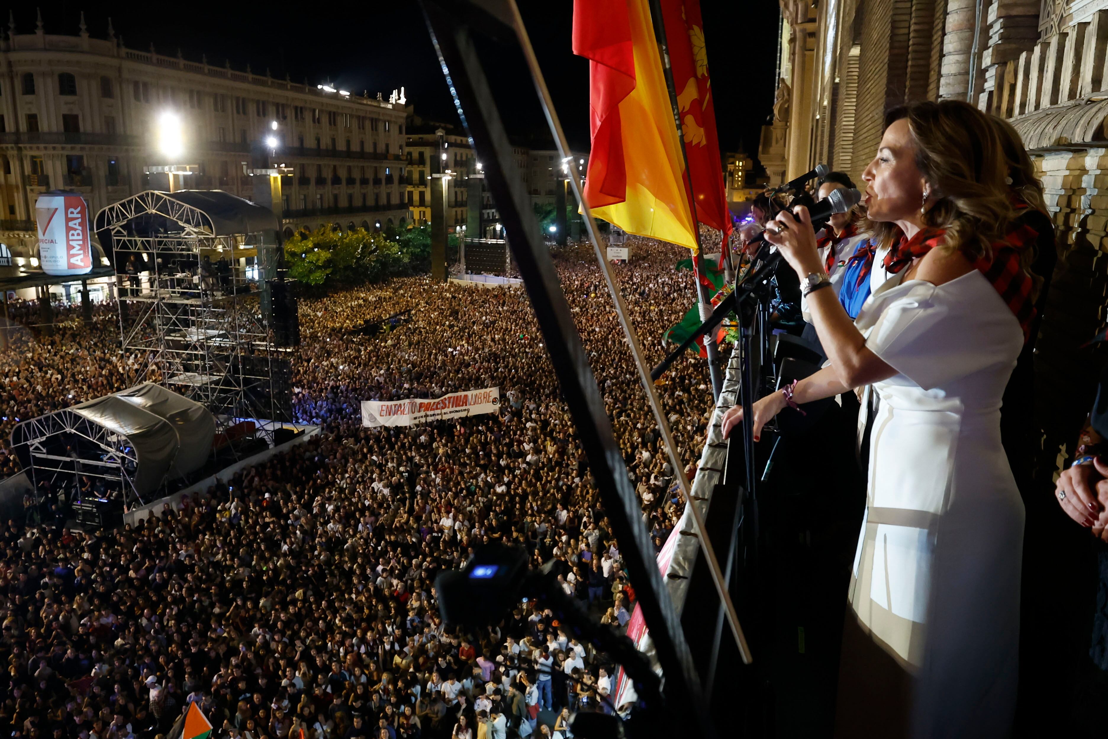 ZARAGOZA, 04/10/2025.- Vista de la lectura del pregón de inicio de las Fiestas del Pilar 2025 a cargo de los cineastas zaragozanos Javier Macipe, Pilar Palomero y Paula Ortiz, acompañados por la diseñadora de vestuario Arantxa Ezquerro, la realizadora Blanca Torres y el actor Pepe Lorente, y la alcaldesa Natalia Chueca (d), este sábado en la plaza del Pilar en Zaragoza.- EFE/ Javier Cebollada

