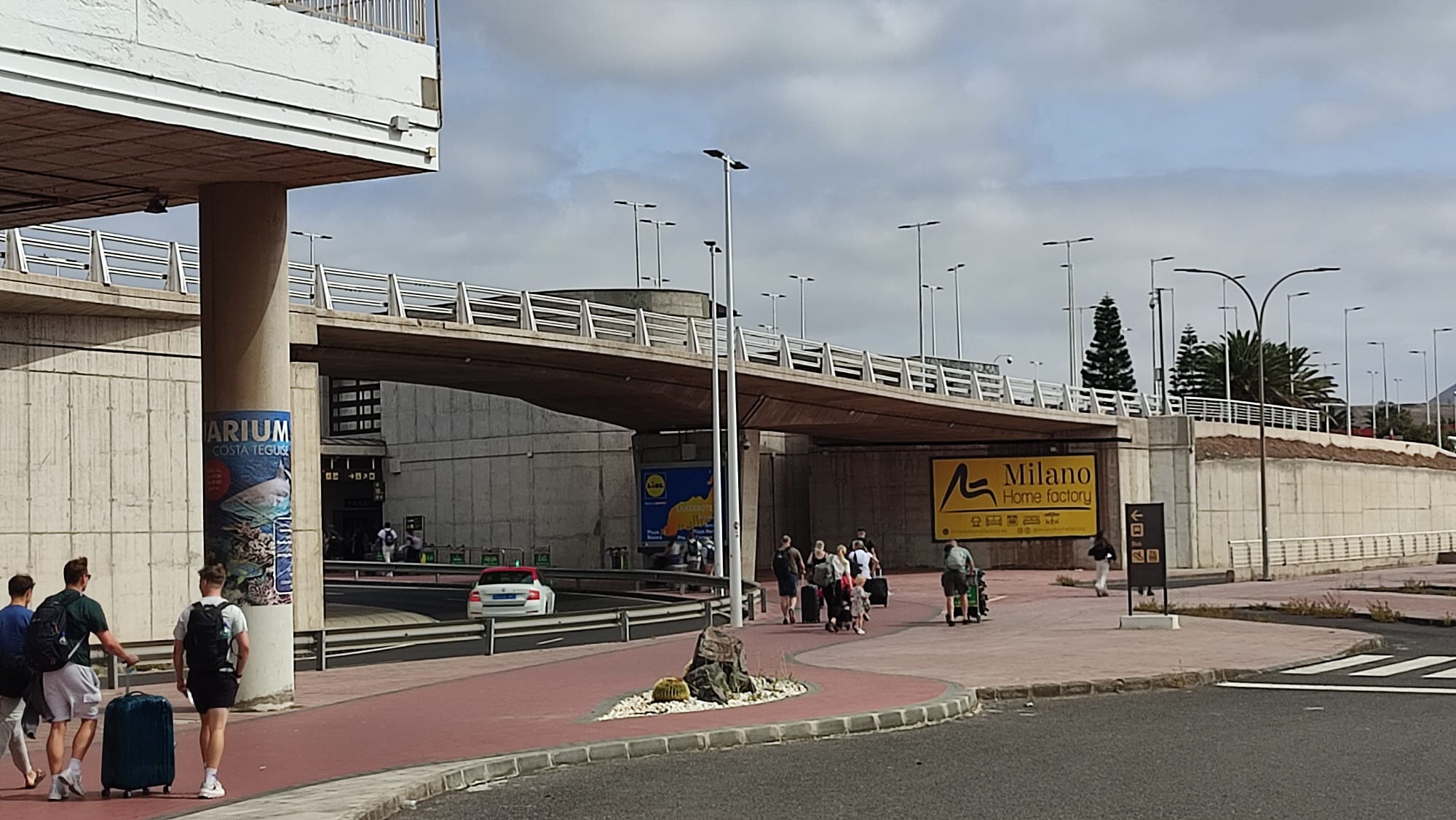 Cartelería publicitaria en el exterior de la Terminal 1 del aeropuerto César Manrique Lanzarote.