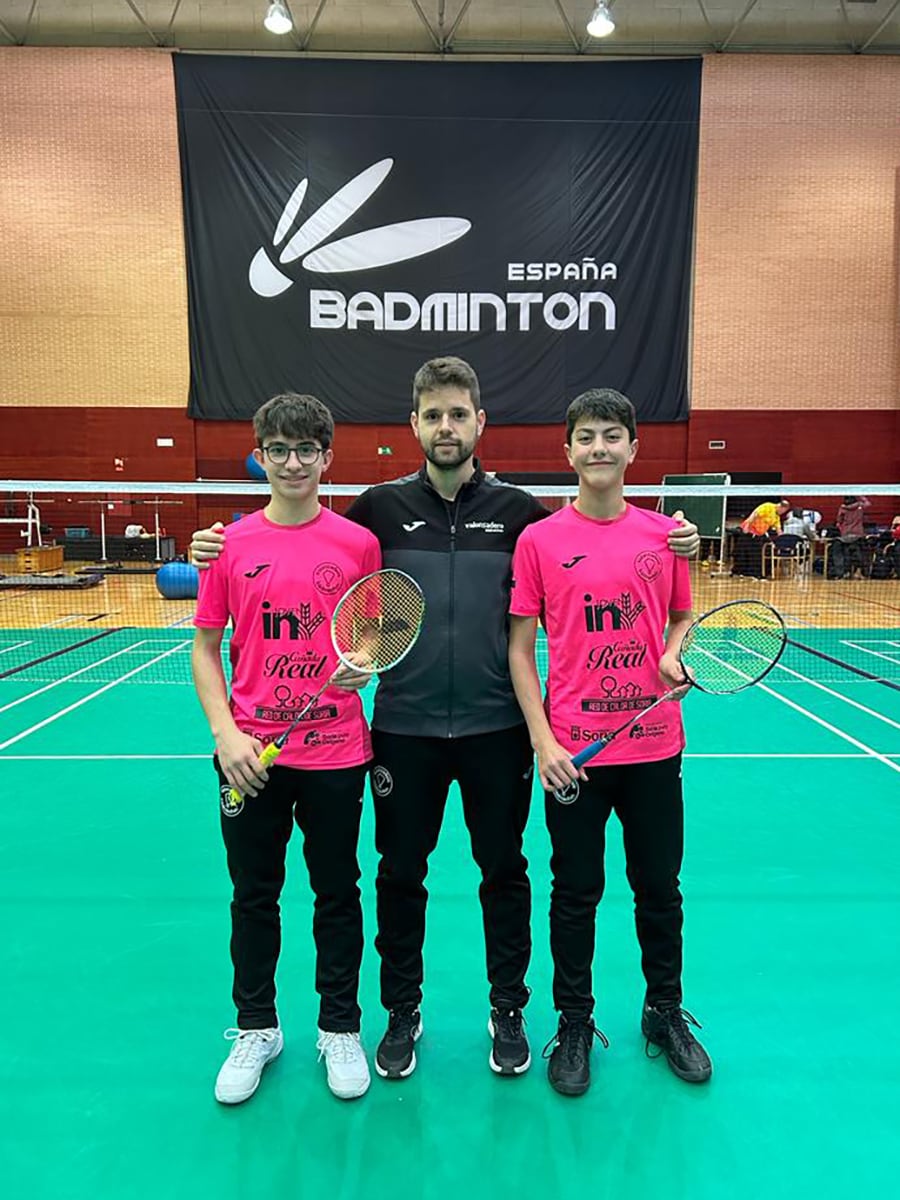 Hugo Sanz e Ian Antón, junto a su entrenador Carlos Palero, en la concentración de la Selección Española Sub15 en el CARD de Madrid.