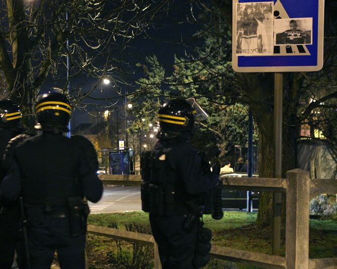 Agentes policiales en las barriadas de las afueras de París