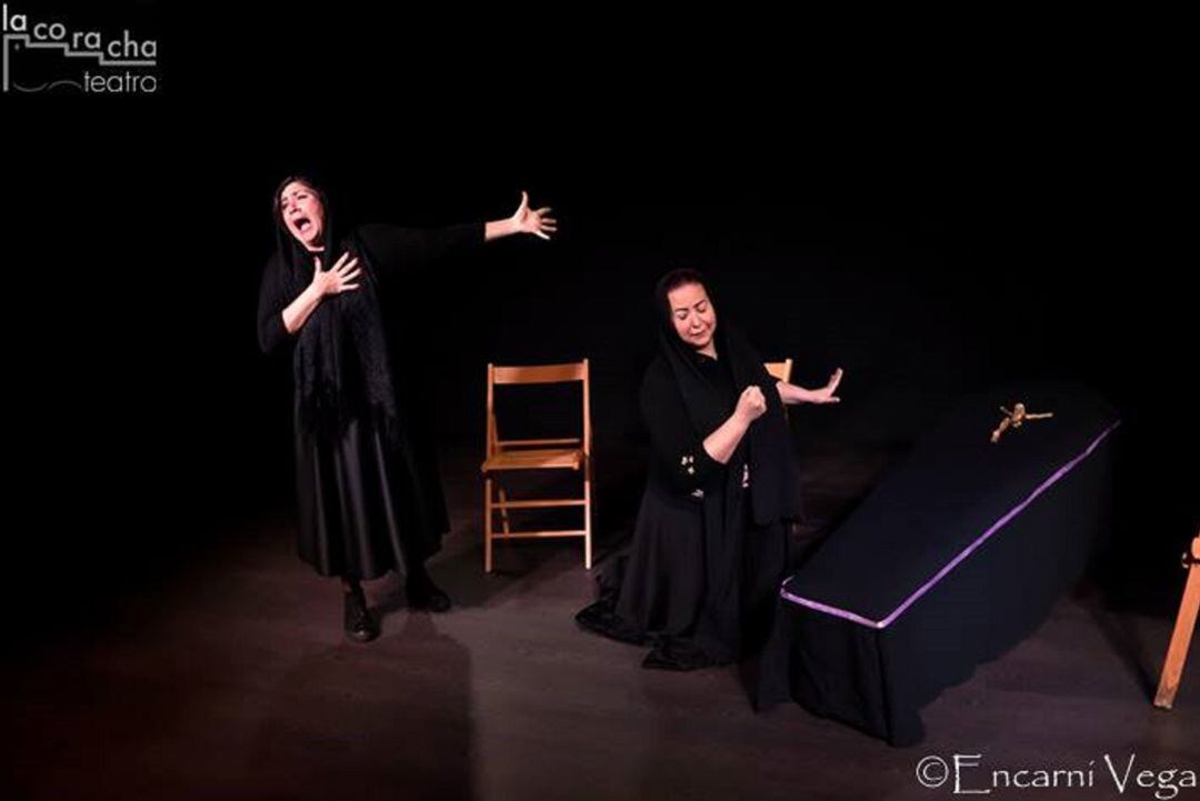 Cynthia García e Inma Caballero durante la representación de Las plañideras. 