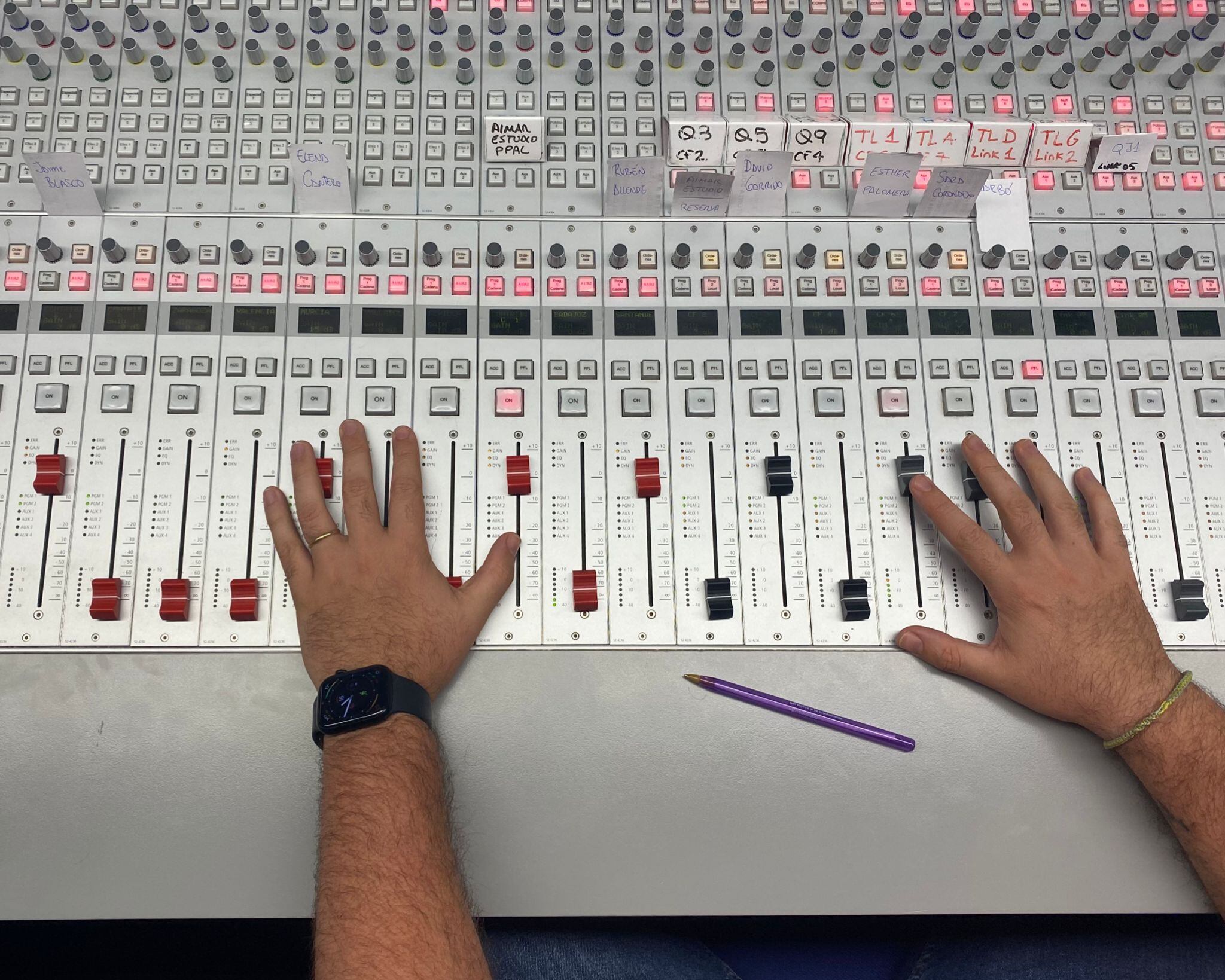 Seis jóvenes conectados a través de la red de emisoras de la SER.