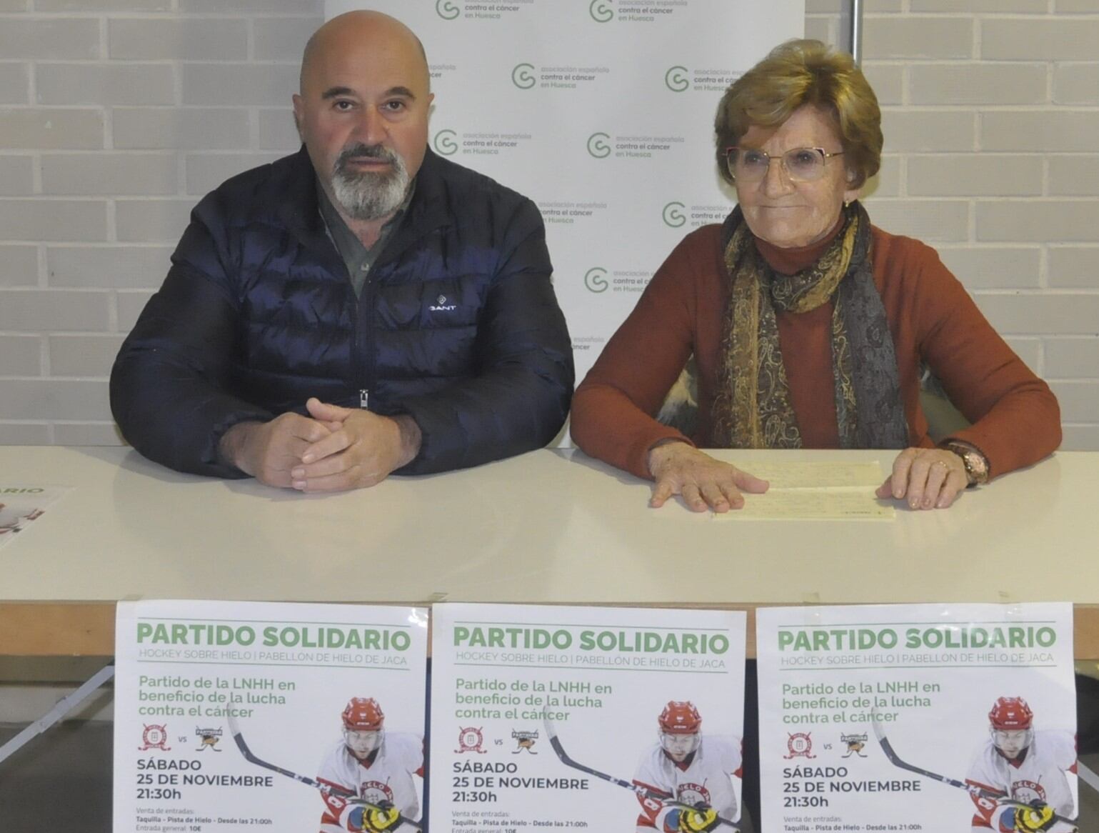 Antonio Betrán del CH Jaca y Adela Sanvicente de la AECC presentaban el partido solidario