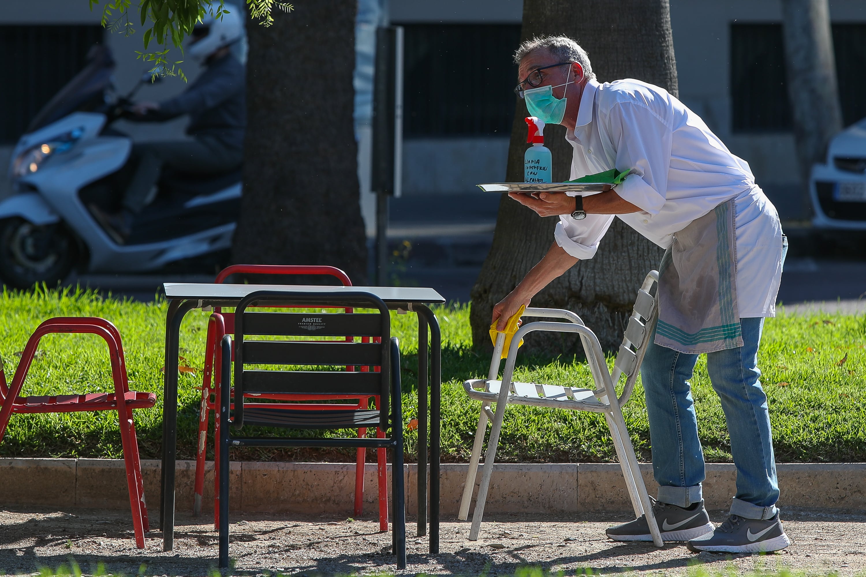 Un trabajador de hostelería en València