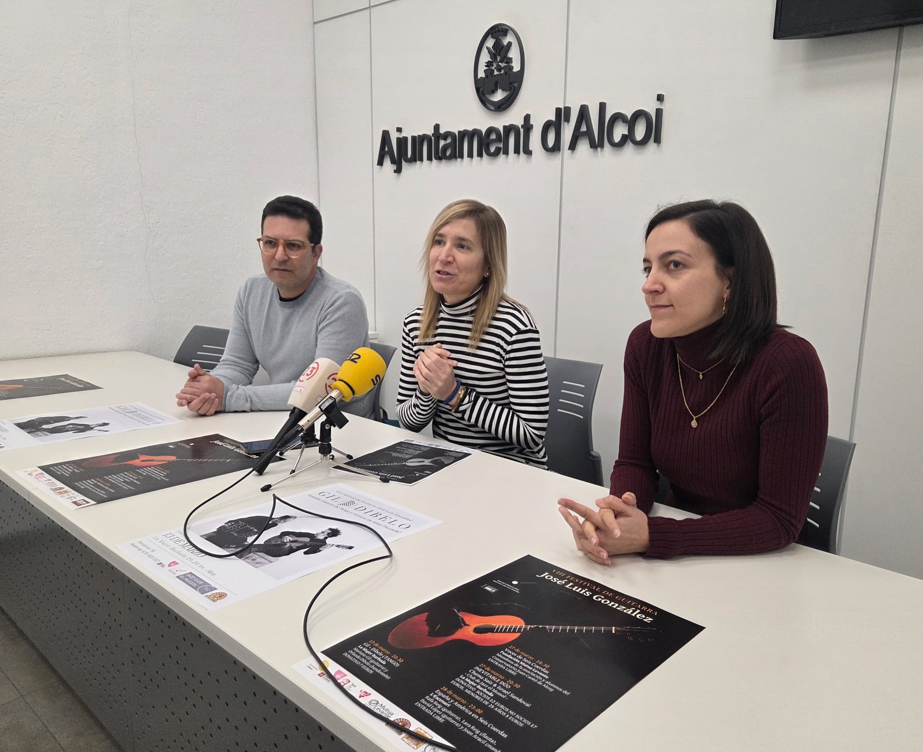 Un instante de la presentación de este festival de guitarra que tuvo lugar con la presencia de Elisa Guillem, concejal de Cultura, Joan Aracil y Vera Pastor, componentes de la Asociación José Luis González