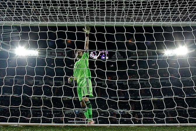 Casillas, durante un partido de Champions en el Bernabéu