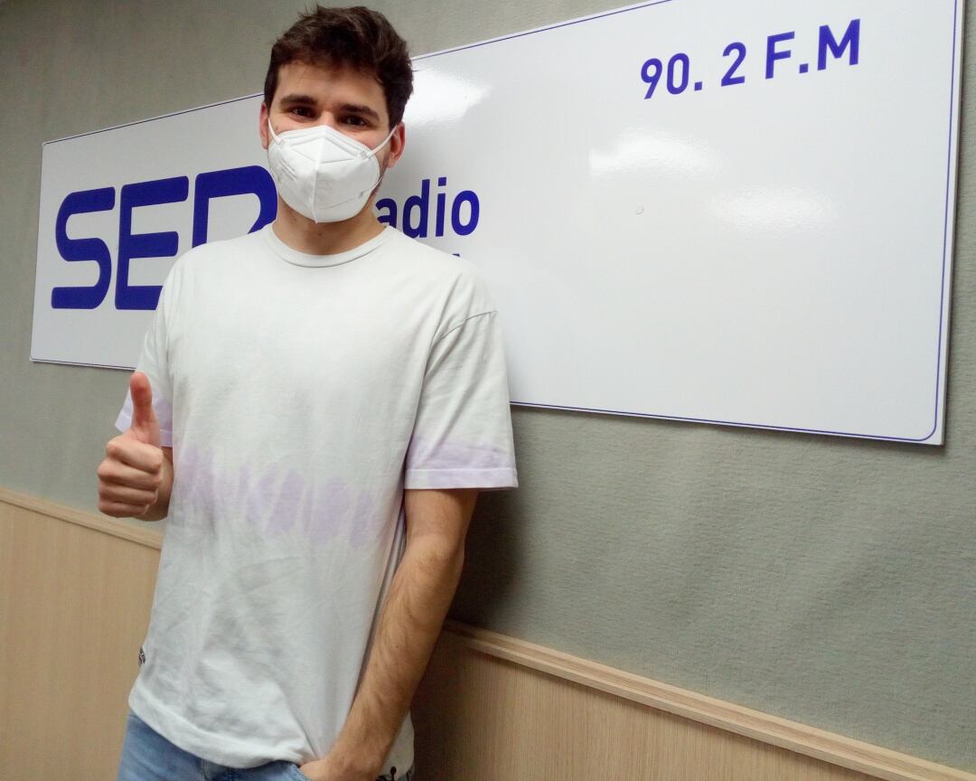 Pepe Bernabé (Chico Malo) en el estudio de Radio Elda SER. Presentó su nueva canción, &quot;A quién maldigo&quot;