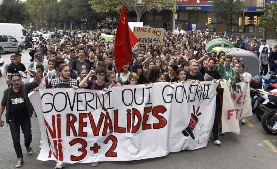 Cerca de un millar de estudiantes de distintos institutos de Mallorca han participado en Palma en una manifestación contra la reválida de la LOMCE.