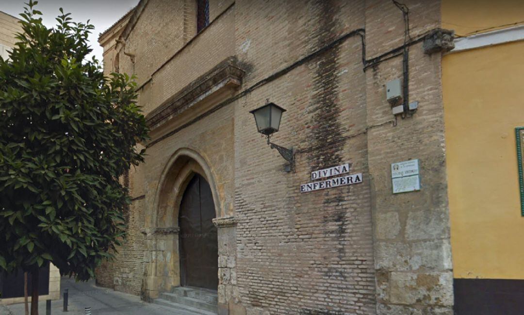 Puerta ojival de la iglesia de San Martín, sede la de la Hermandad de La Sagrada Lanzada