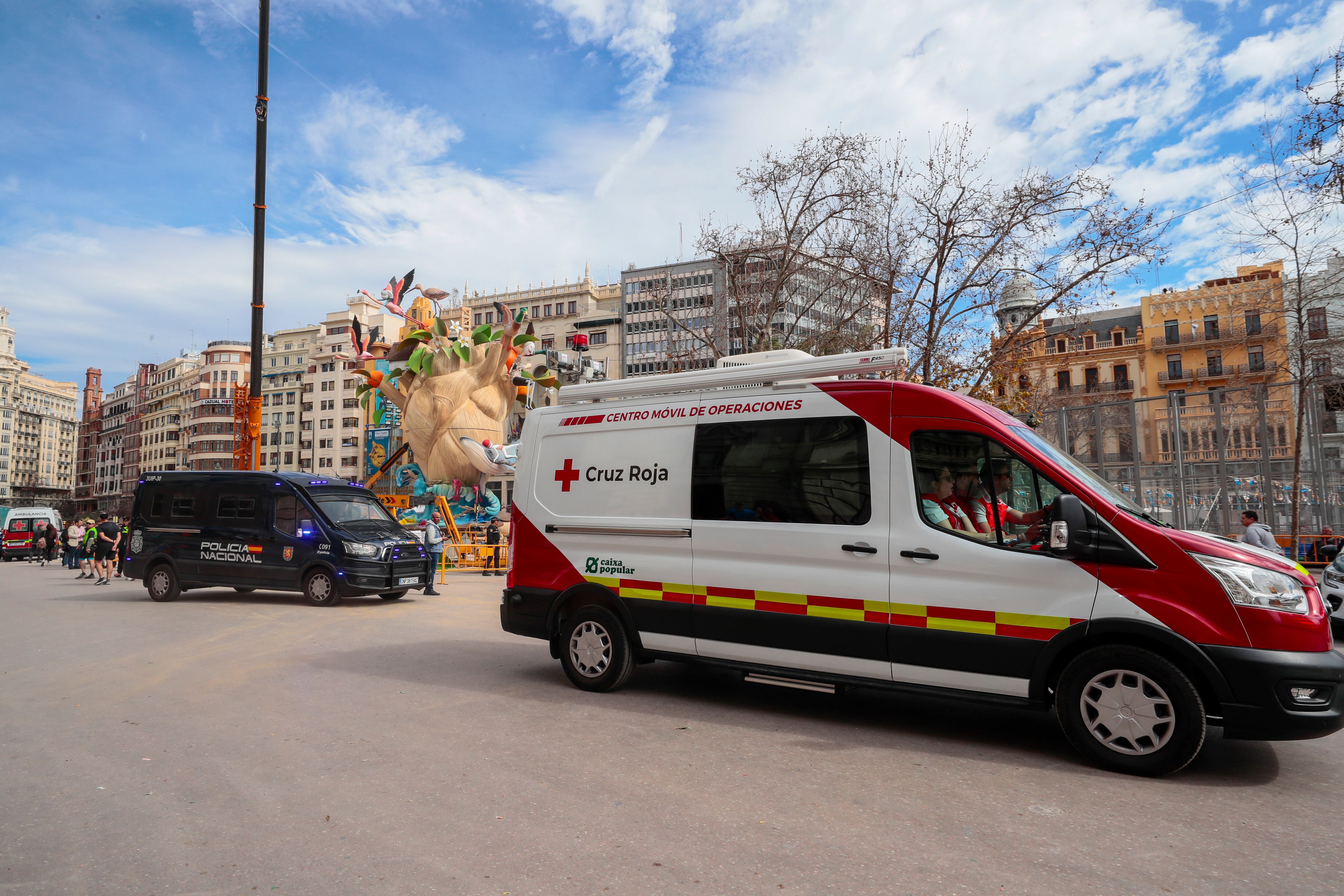 Una ambulancia y un furgón de la policía nacional en la plaza del ayuntamiento de València