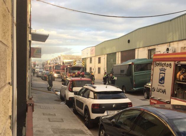 Los bomberos municipales de Málaga durante su actuación este lunes