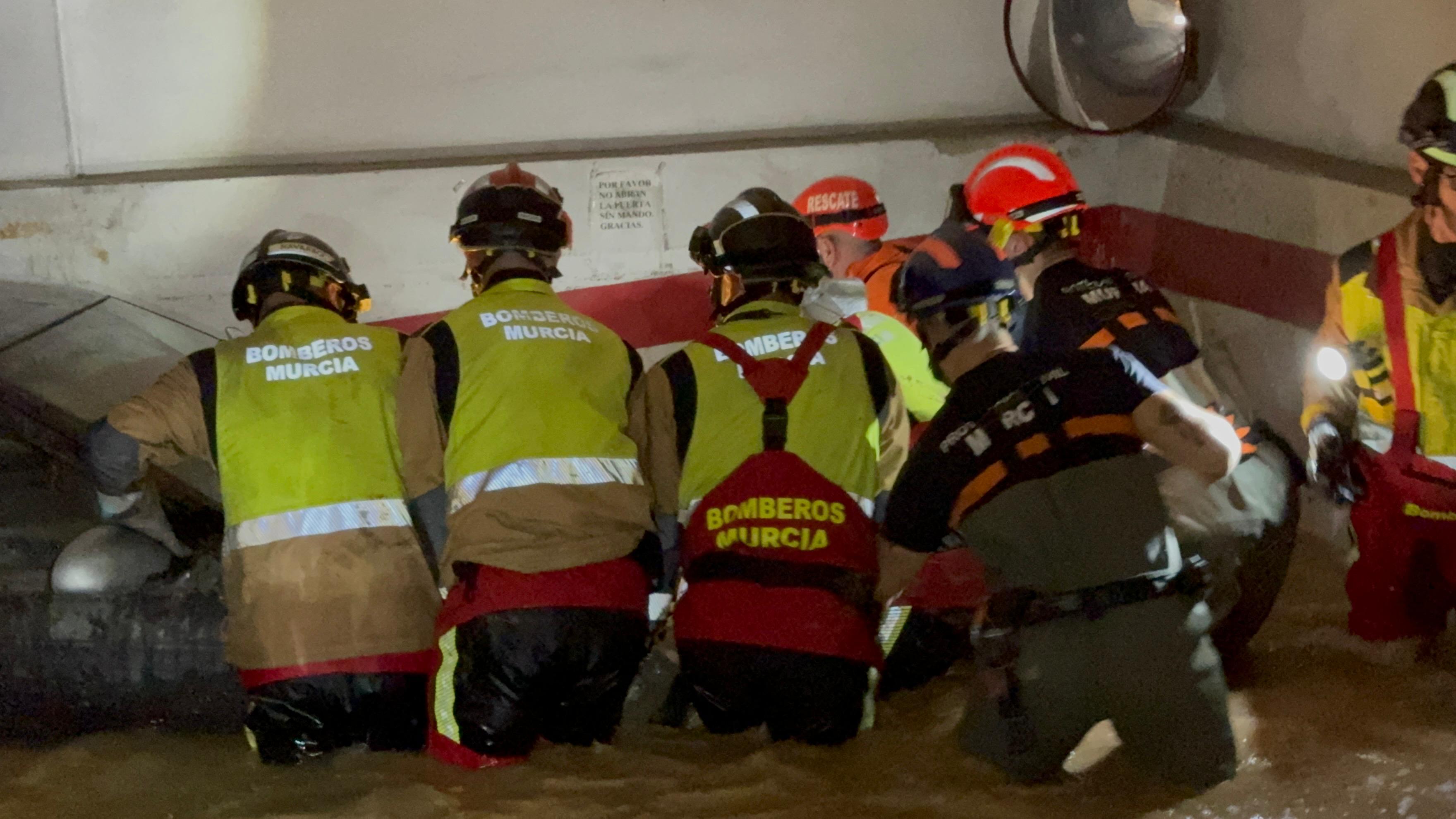 Bomberos de Murcia en labores de ayuda en Valencia