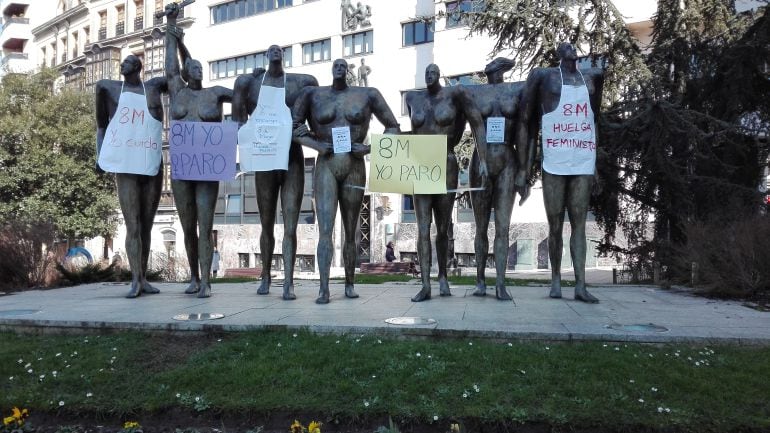 El &#039;Monumento a la concordia&#039;, estatua de Esperanza D&#039;Ors, ubicada en la plaza del Carbayón, con carteles y mandiles llamando a la huelga feminista del 8 de marzo.