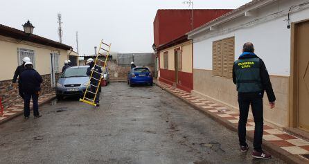 Miembros de la Guardia Civil junto a operarios para evitar el fraude eléctrico.