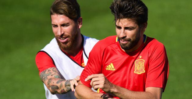 Piqué y Ramos, durante un entrenamiento con la Selección