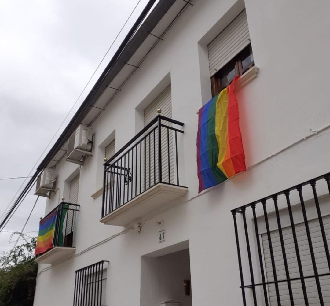 Los vecinos comienzan a colocar las primeras banderas arco iris 