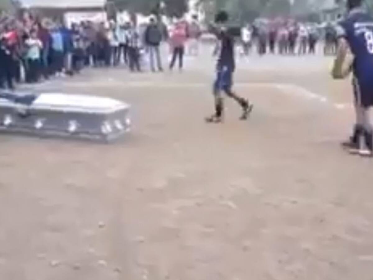 Llevan el ataúd de su excompañero al campo para que marque su último gol
