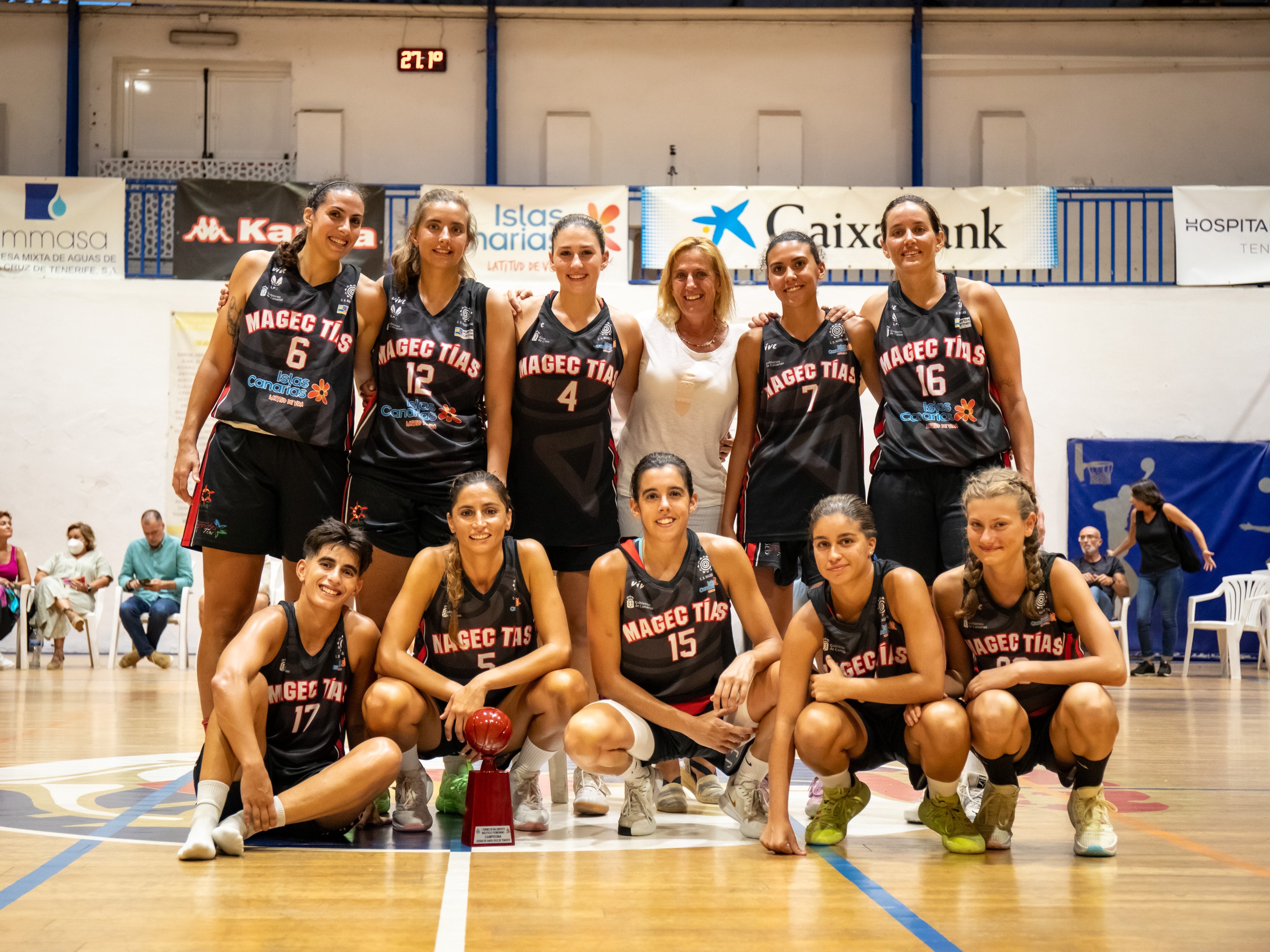 Jugadoras del Magec Tías &quot;Contra la Violencia de Género&quot;.