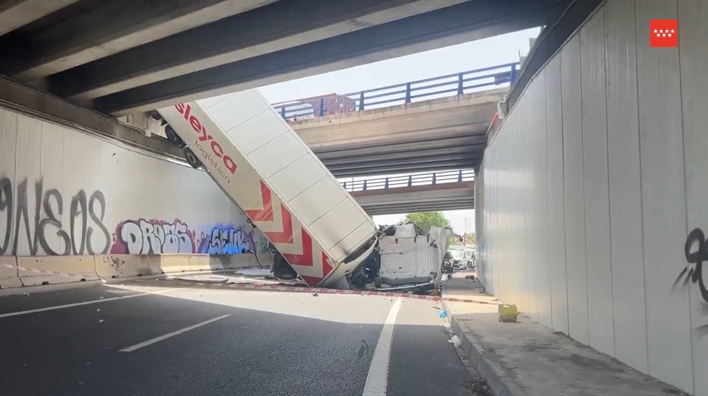 El camión ha caído desde la R-4, en altura, hasta el paso de la M-50