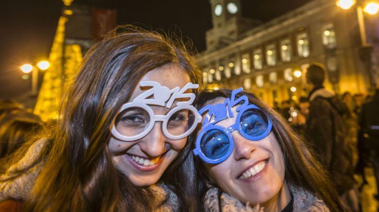 El reloj de la Puerta del Sol da la bienvenida al nuevo año 2015 en una celebración que concentró a miles de personas en la popular plaza madrileña (Imagen de archivo)