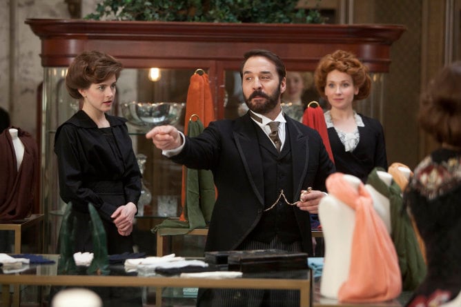 Protagonizada por Jeremy Piven, se basado en la historia del flamante fundador de los almacenes Selfridge&#039;s de Londres